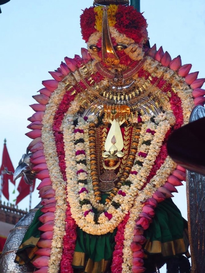 யாழில் தமிழர் கலாசார உடையில் வெளிநாட்டவர்கள்!