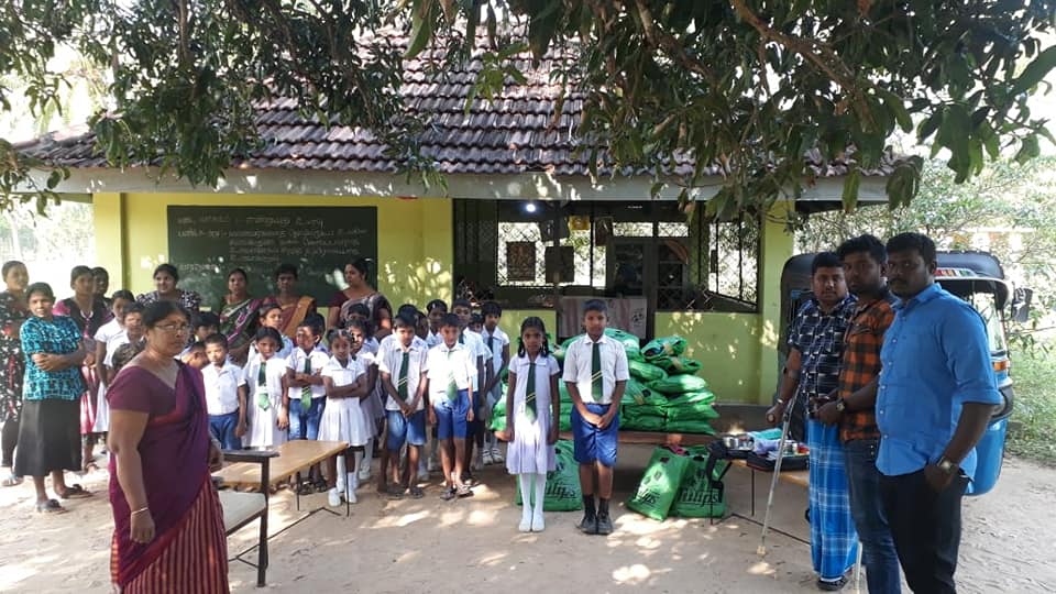 கிளி/குமாரசாமிபுரம் அ.த.க பாடசாலை மாணவர்களுக்கு வல்வை 21 நண்பர்களால் கற்றல் உபகரணங்கள் வழங்கி வைப்பு