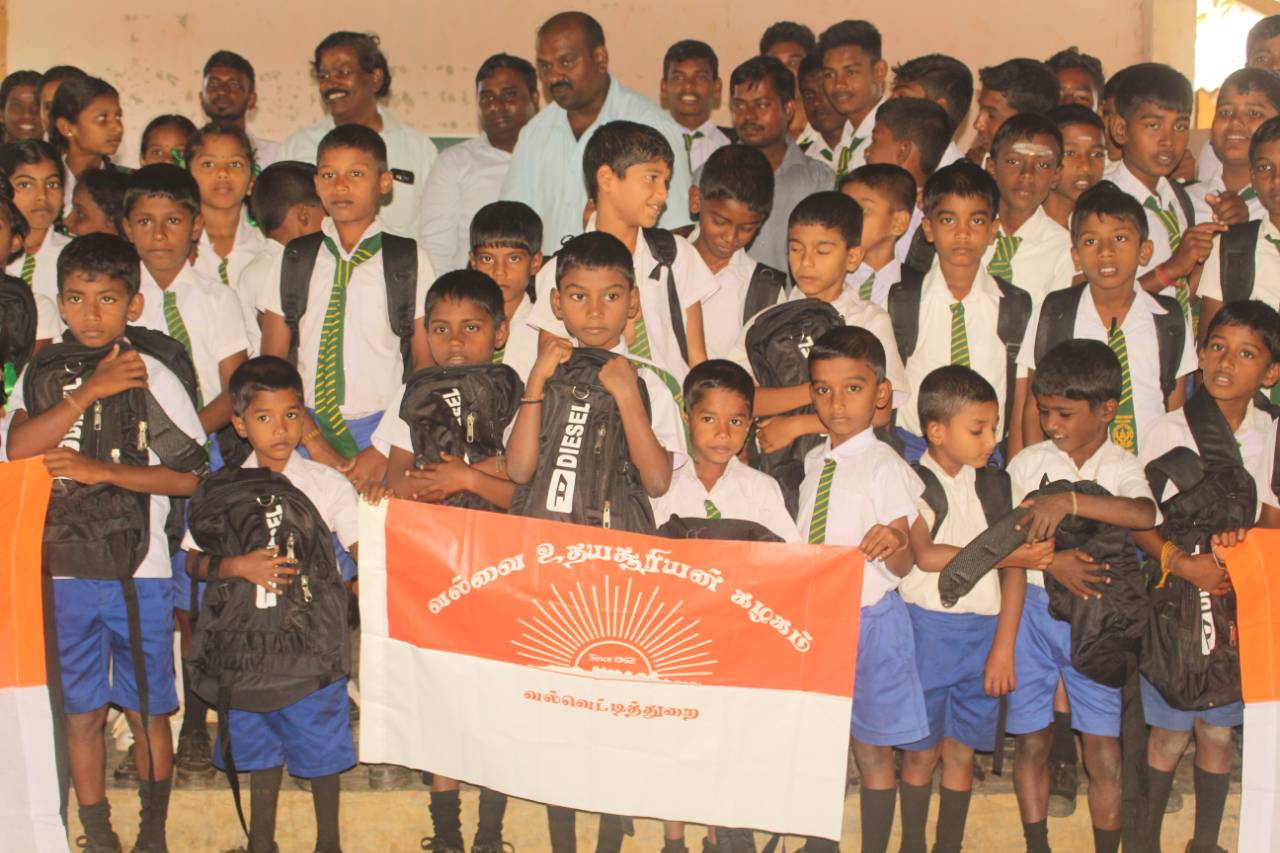 “வல்வை உதயசூரியன் கழகம் – கனடா” இனால் பாடசாலை மாணவர்களுக்கு கற்றல் கருவிகள் வழங்கிவைப்பு.