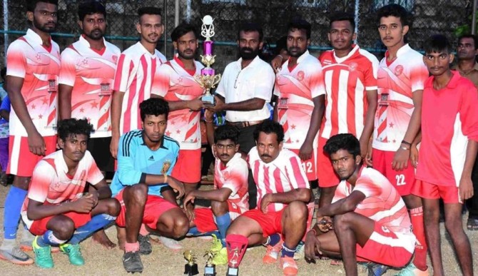 வல்வை வி.கழகத்தின் உதைபந்தாட்ட வெற்றிக் கிண்ணத்தை கைப்பற்றியது வல்வை சைனிங்ஸ் அணி
