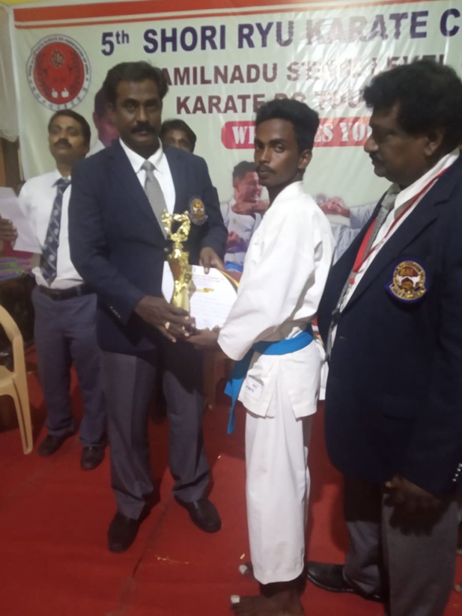 5வது மாநில அளவிலான கராத்தே போட்டியில் டினேஸ்கரன் முதலிடம்