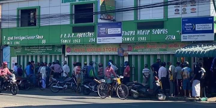 யாழ் குடாநாட்டில் ஊரடங்கு சட்டம் தளர்த்தப்பட்டதைத் தொடர்ந்து மதுபானக்கடைகளை மதுப்பிரியர்கள் முற்றுகை இட்டனர்.