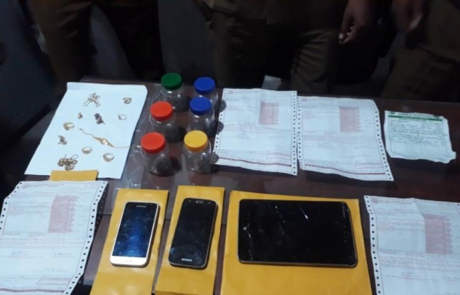 வல்வெட்டித்துறையில் கொள்ளைர் 5 பேர் கைது – 14 பவுன் நகை, பல்லாயிரம் ரூபா பணத்தை கைப்பற்றிய பொலிசார்