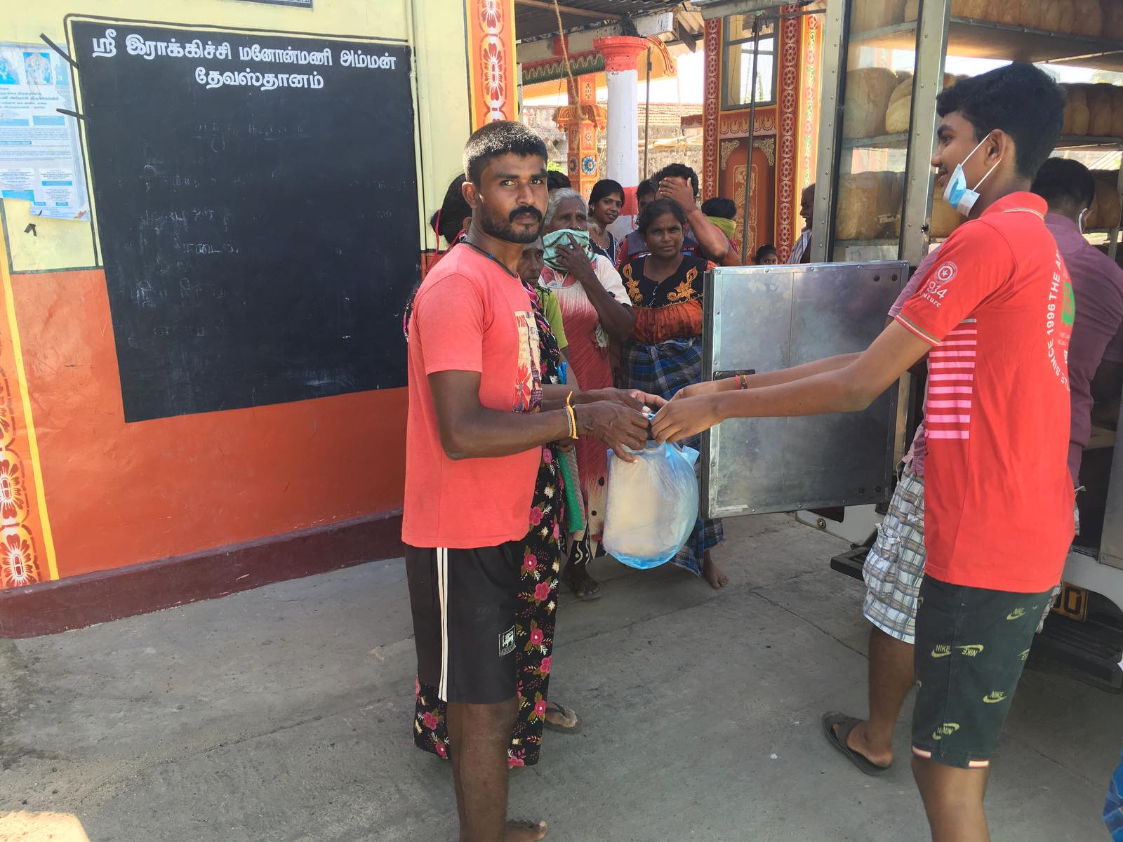 நேற்றும் இன்றும் வல்வெட்டித்துறையின் சில பகுதிகளில் உணவு உதவிகள் வழங்கப்பட்டன