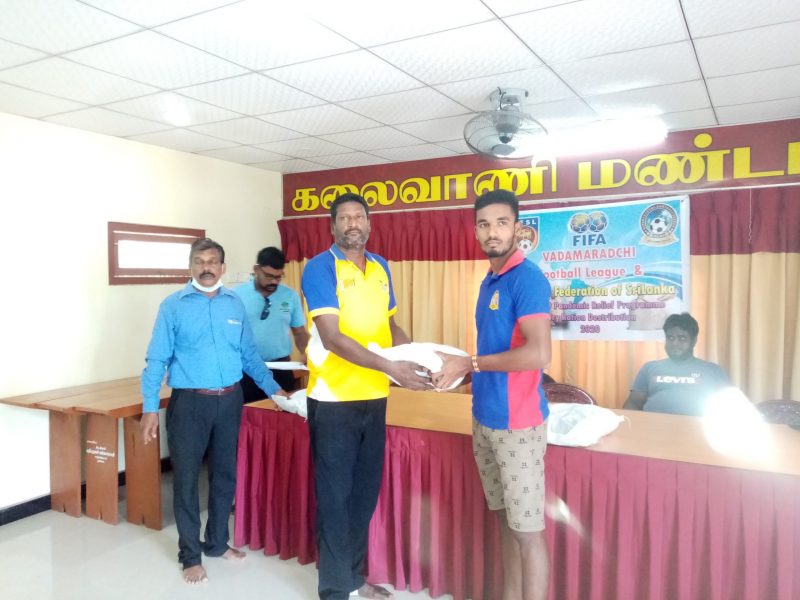 வடமராட்சி கால்ப்பந்தாட்டச் சங்கத்தில் அங்கத்துவம் பெற்றுள்ள வீரர்களுக்கு கொரோனா இடர்உதவி நிவாரணம்