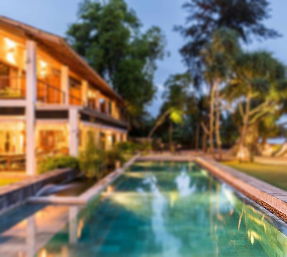 பிரபல தனியார் ஹோட்டல் ஒன்று யாழ் மாநகர சுகாதார வைத்திய அதிகாரி பணிமனையினரால் பூட்டப்பட்டுள்ளது