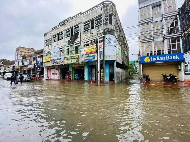 வெள்ளக்காடாக காட்சி தரும் யாழ் நகரம்