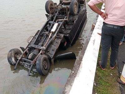 வேகக்கட்டுப்பாட்டை இழந்து வல்லைப் பாலத்துக்குள் பாய்ந்தது வடிரகவாகனம்