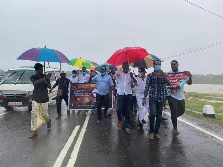 கொட்டும் மழைக்கு மத்தியிலும் பொத்துவிலில் இருந்து பொலிகண்டியை நோக்கி பயணிக்கும் அகிம்சைவழிப் போராட்டப் பேரணி