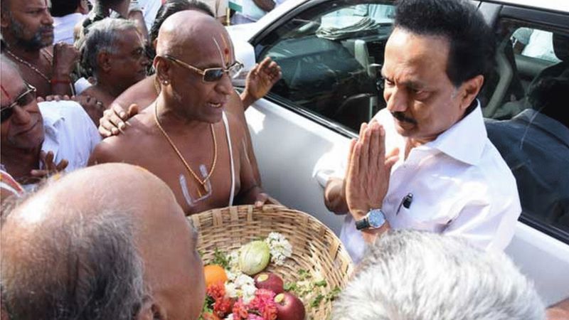 தமிழக கோயில்களில் பழைய அர்ச்சகர்கள் விரட்டப்பட்டனரா? உண்மை என்ன?