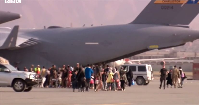 ஒரேயொரு சூட்கேசுடன் வெளியேறும் ஆப்கானிஸ்தான் மக்கள்