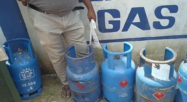 எரிவாயுவை கொள்வனவு செய்வதற்கு யாழில் குவிந்த மக்கள்!