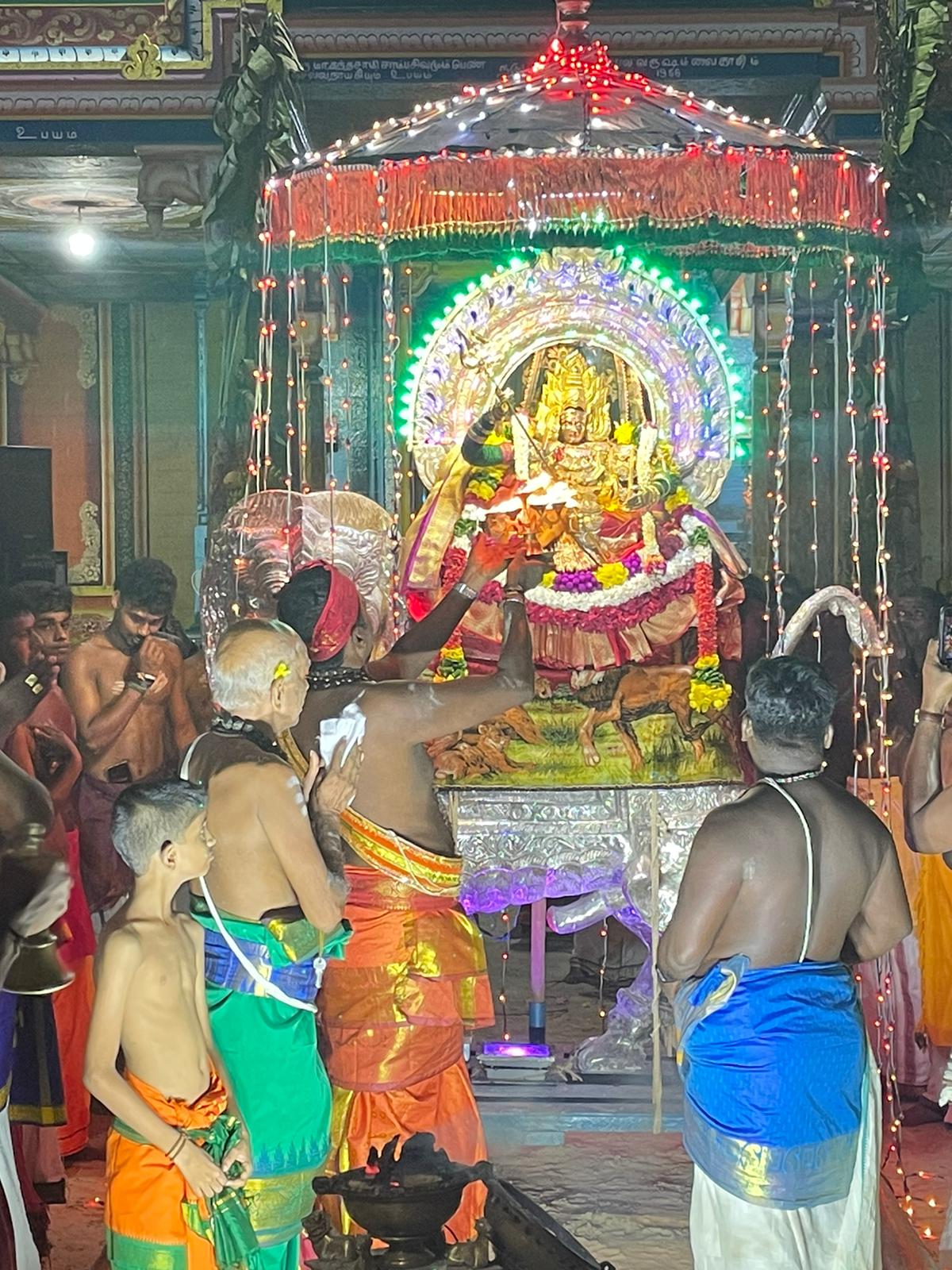 வல்வை முத்துமாரி அம்மன் ஆலய 3ம் நாள் இரவுத்திருவிழா 23.04.2023 பகுதி 1